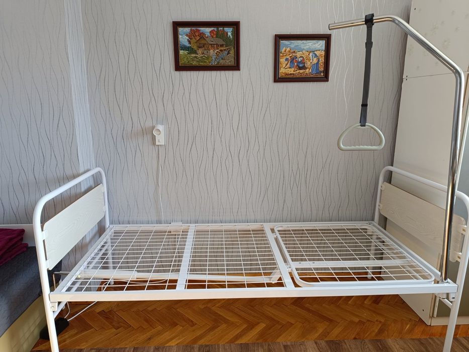 Болнично легло със стойка за изправяне !