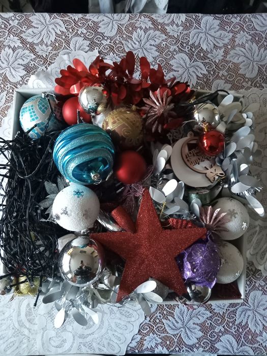 Globuri și instalație de pom