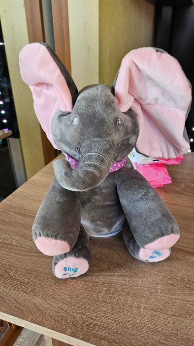Пеещо слонче с мърдащи уши