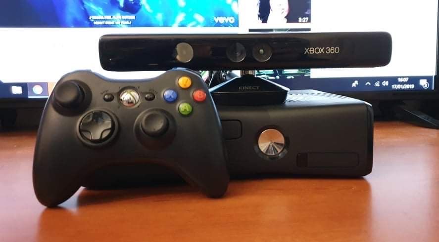 Xbox 360 Slim + Kinect + Controller Wirelless + 6 Jocuri CD