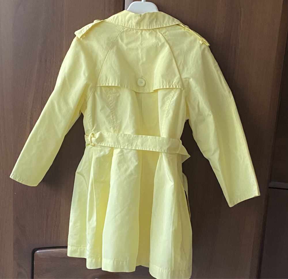 Пролетно-лятно яке на Ерманно Шервино за 6 годишно момиче и шлифер .