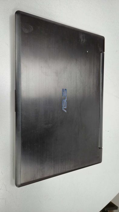 Лаптоп марка Asus с операционна система Windows 10