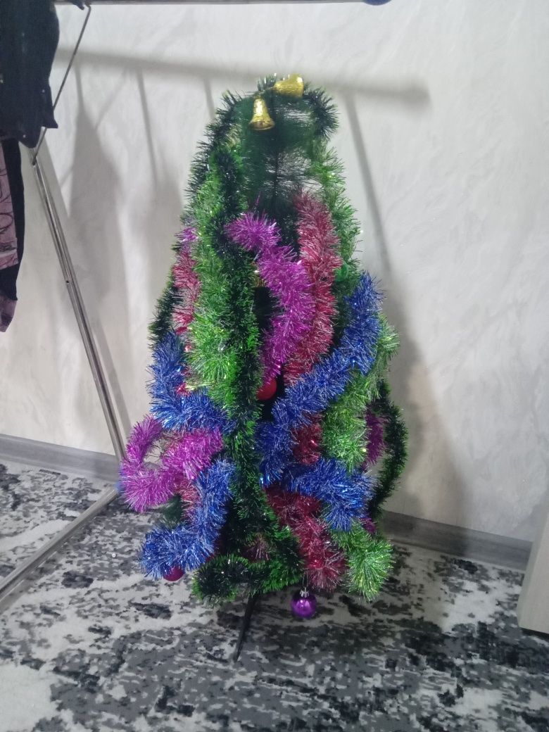 Archa sotiladi xolati yaxshi 6 xil zari va archa oyinchoqlari bilan.Na