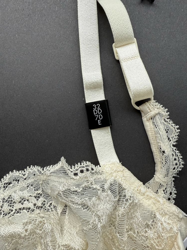 Сутиени в черно и екрю Calvin Klein /70D/
