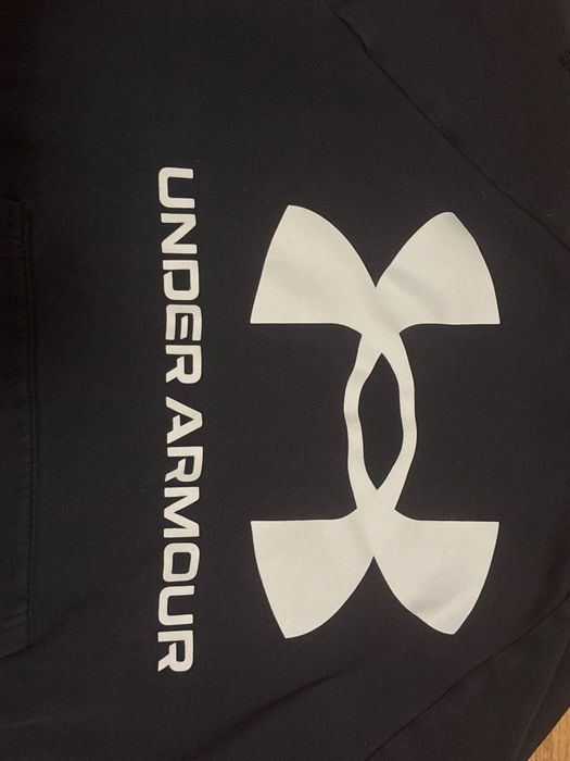 Черен суитчър на Under Armor