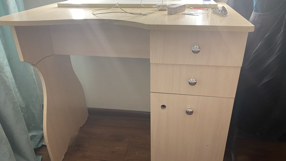 Продам косметический стол