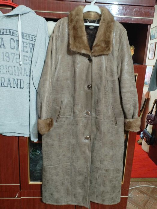 Женская натуральная дубленка, очень лёгкая, состояние идеальное