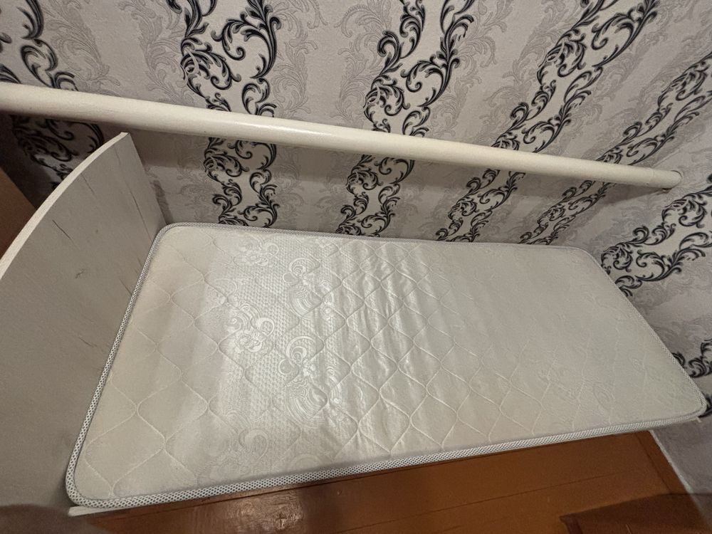 Продам односпальную кровать с матрасом, торг уместен