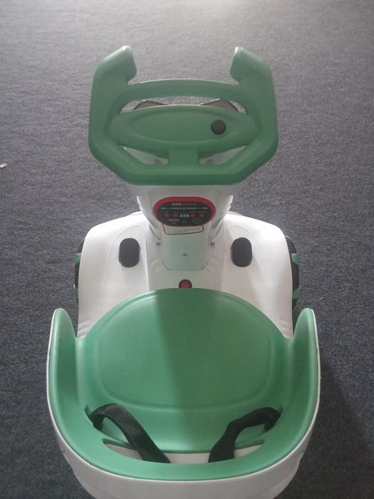 bolalar moshinasi sotiladi