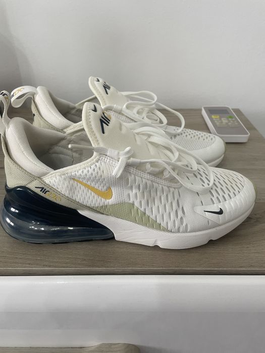 Vand adidasi nike 270