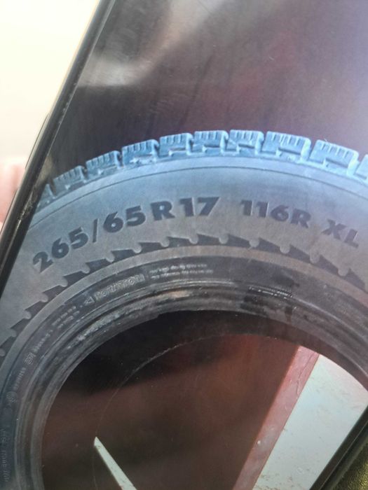 Продам резину зимнию лепучка все 4 балона почти новые р17. Hekapilite