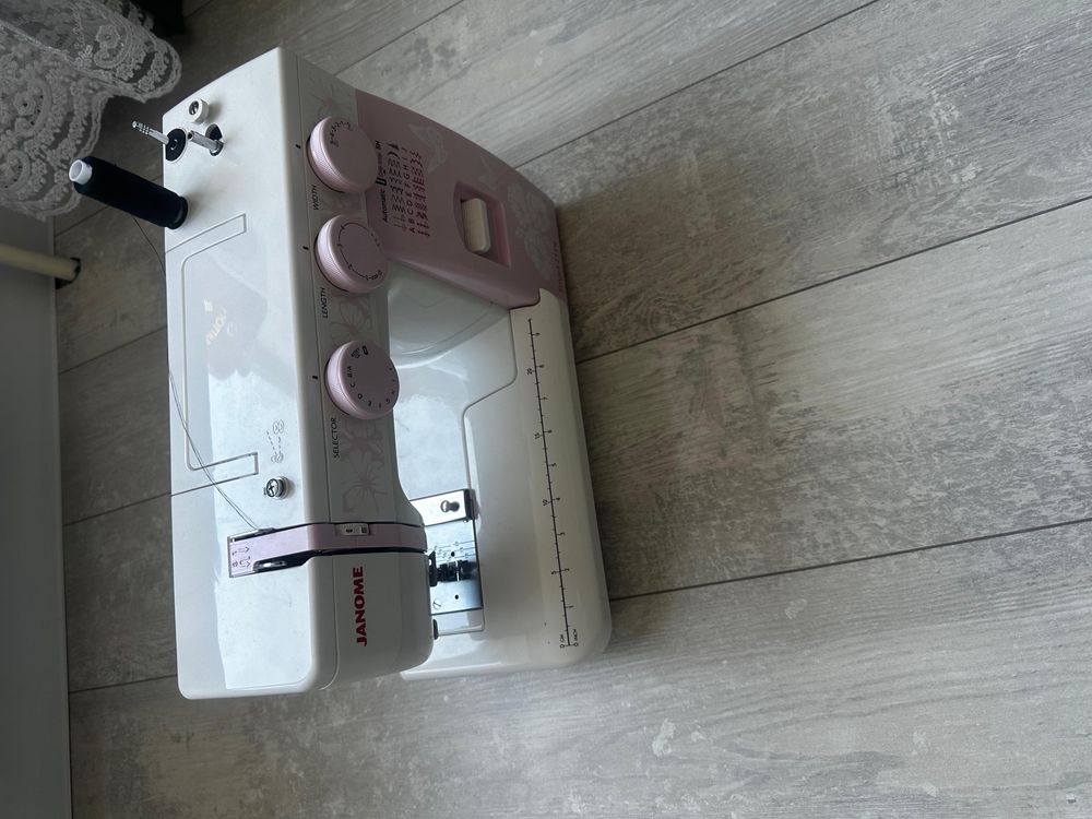 Продам швейную машинку janome!
