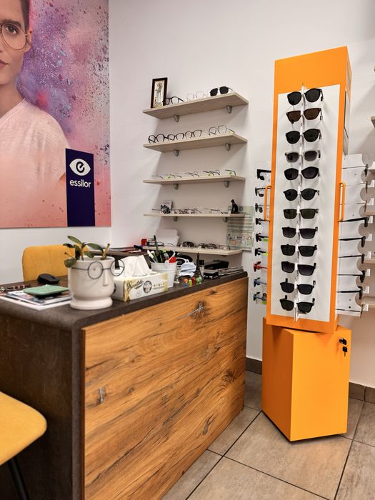 Mobilier optica medicala aproape nou ,impecabil