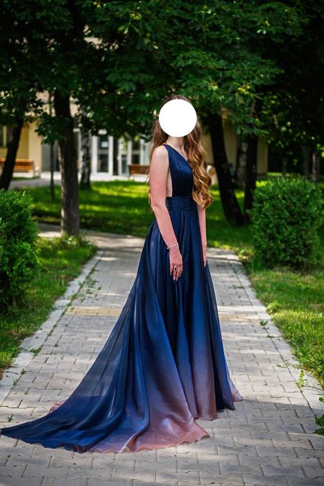 Бална рокля с презрамки на гърба и омбре преливка на цветовете