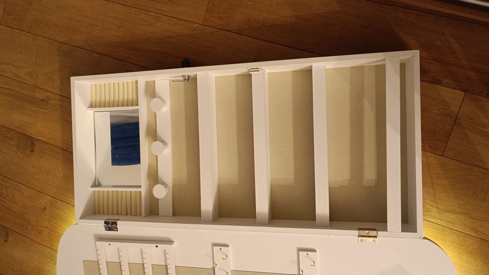 LED Огледало / шкаф за бижута