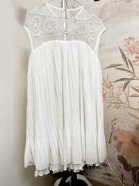Бяла рокля плисе с перли
