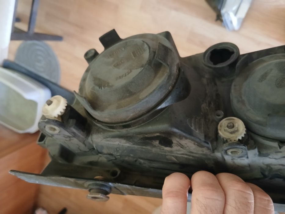 Продавам фарове с мигачи за пасат 4