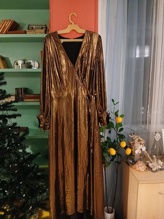 Кафява златиста рокля, номер 38, цена 25 лв.