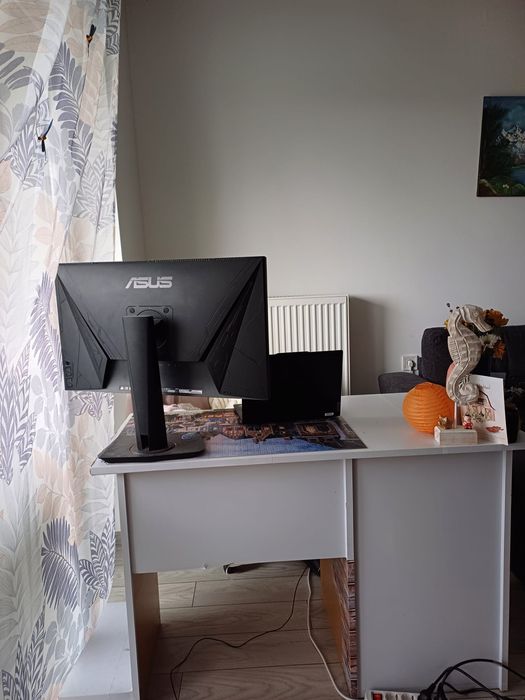 Donez birou (2 polite,1 sertar si 1 sertar pentru tastatura]