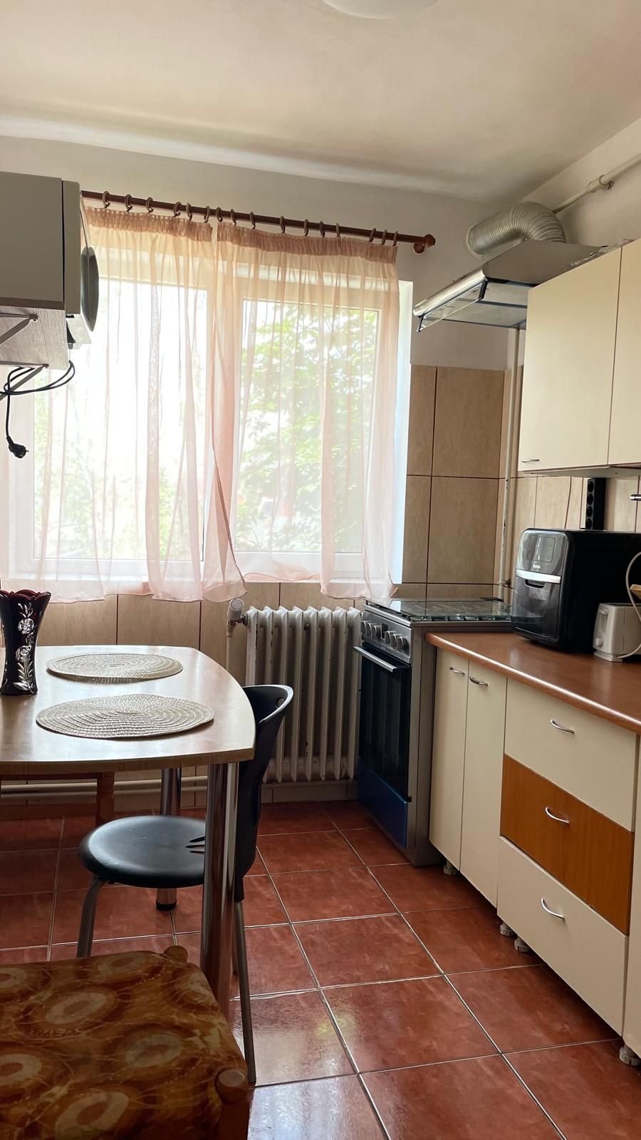 Vand apartament 3 camere bdul Chimiei etaj 2/4