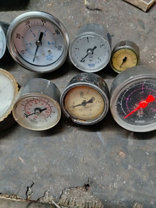 Манометры разные.