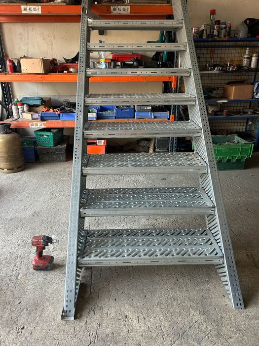 Scări metalice la super preturi