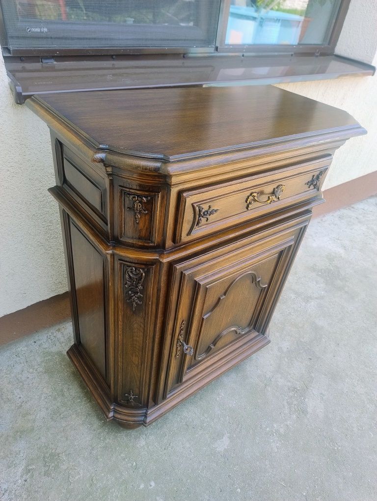 De vânzare servantă/comoda veche din lemn masiv
Dimensiuni: 81 cm