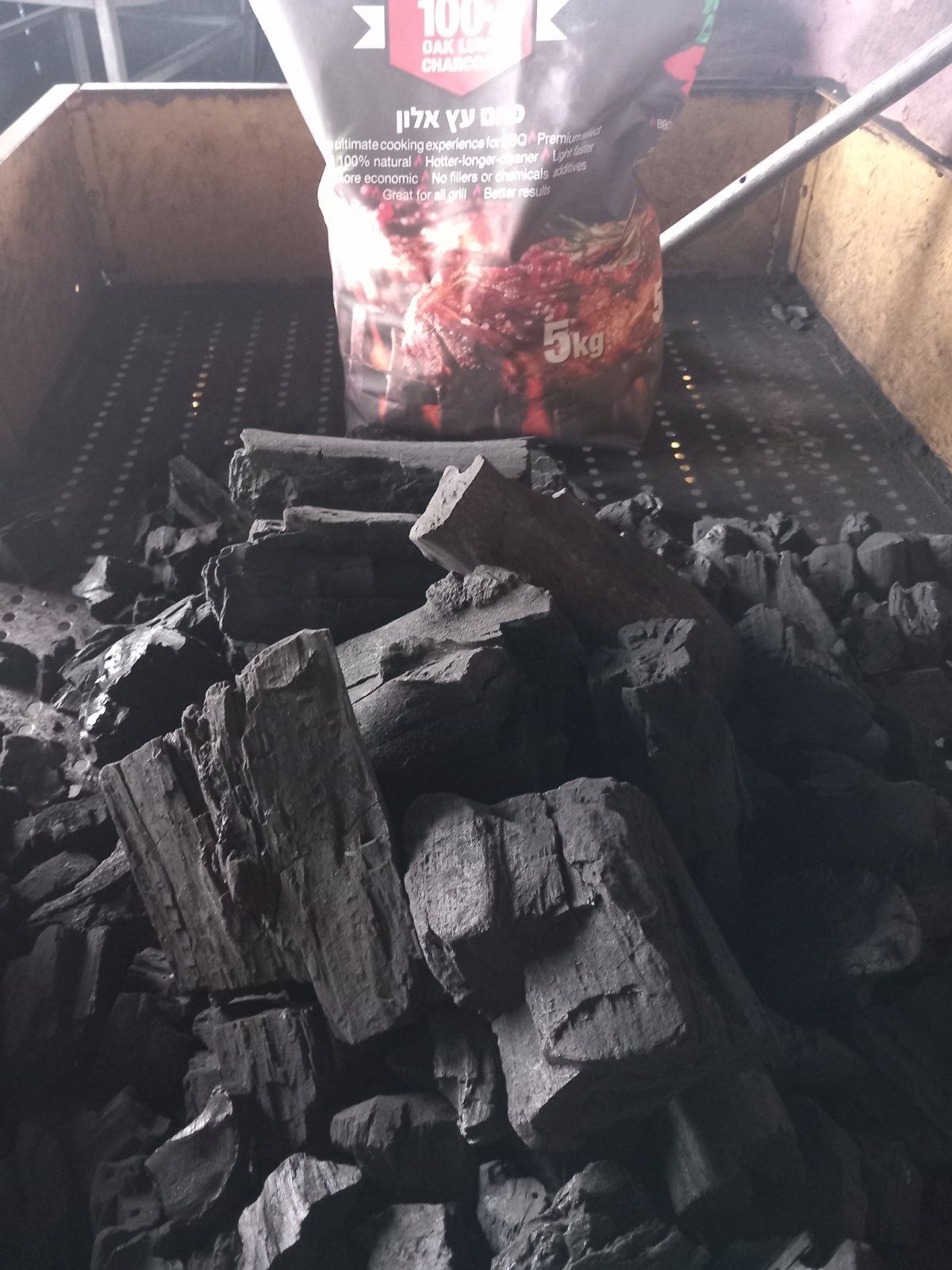 Брикети от дървени въглища за барбекю и скара