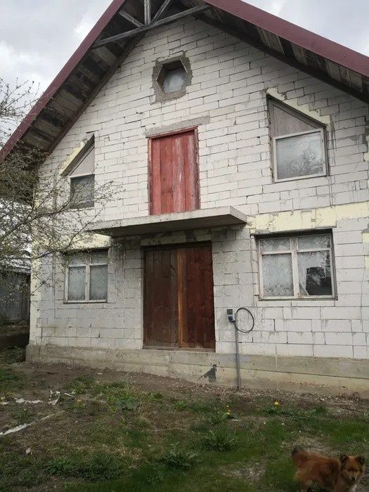 Casă la roșu in Serbanesti