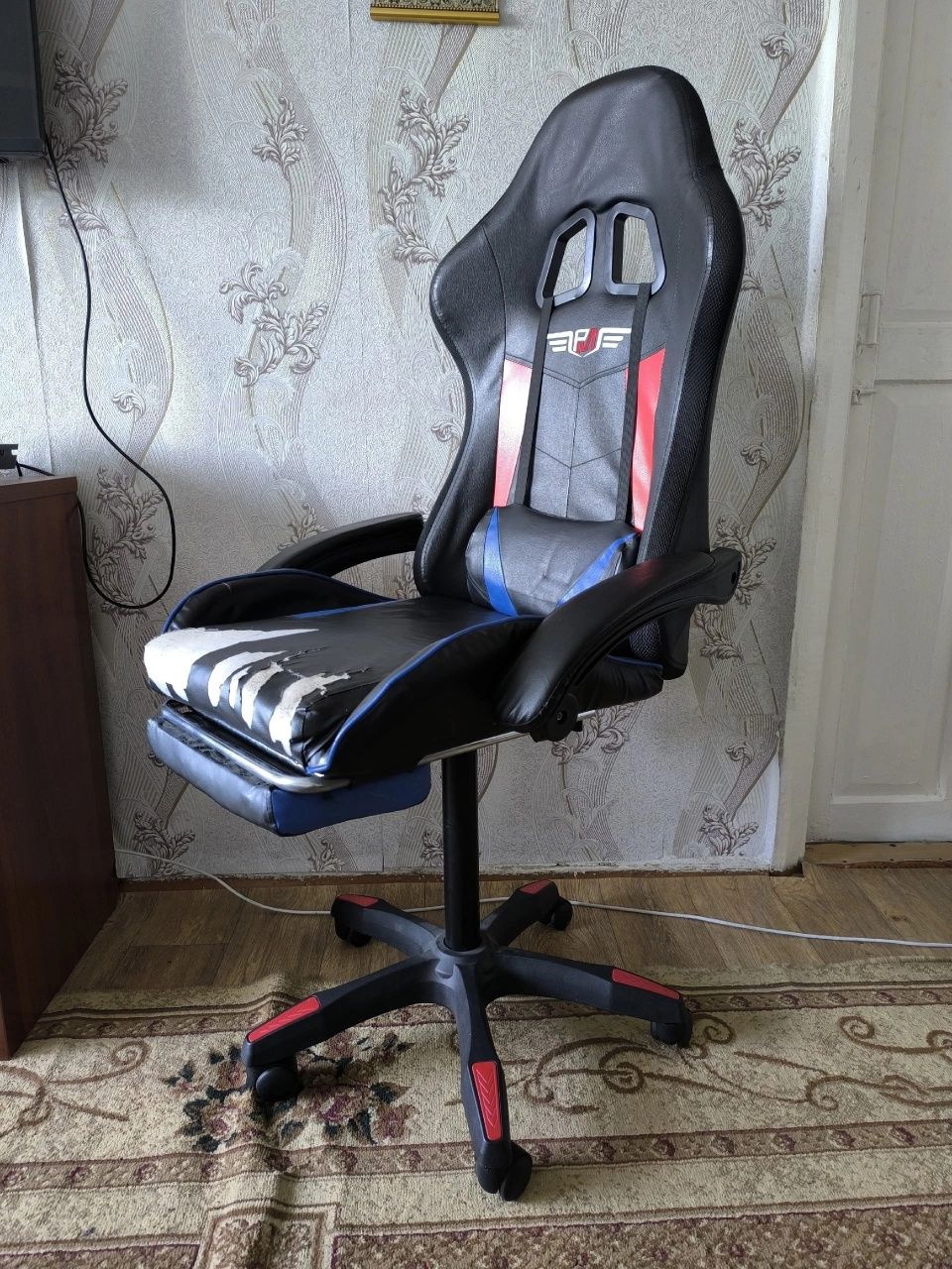 Продам игровое компьютерное кресло