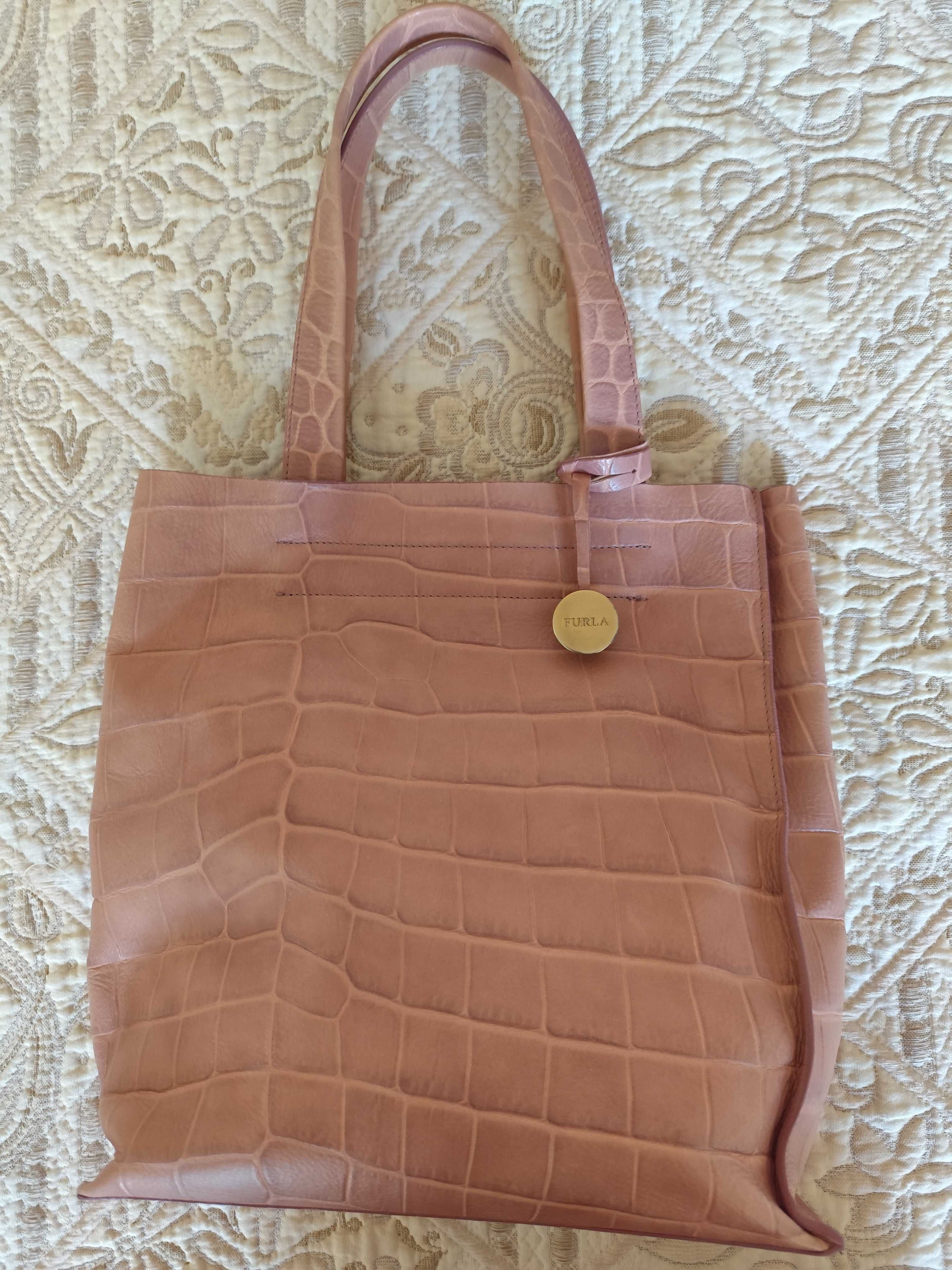 Furla divide it в бежово - розов цвят