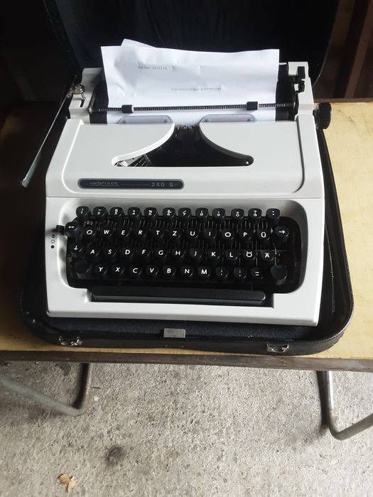 Mașină de scris "HERCULES" 240S