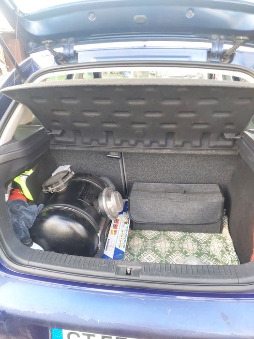 Продава се във изрядно състояние 1.4 75кс 2002г.