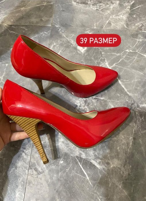 Продаются Туфли красного цвета