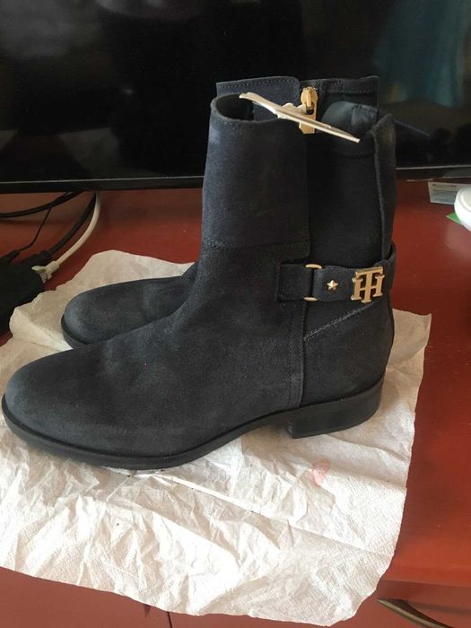 НОВИ Tommy Hilfiger оригинални велурени боти в тъмно синьо