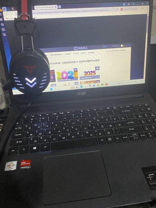 Продам ноут подставка и наушники в подарок