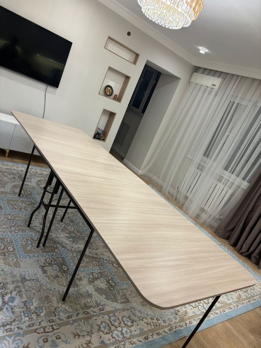 Продам стол, раскладной. Светлое дерево, металлические ножки.