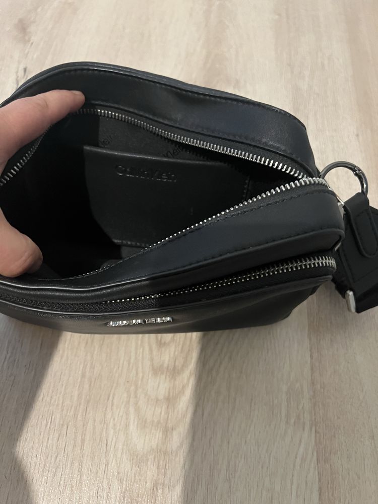 Продавам чанта Calvin Klein