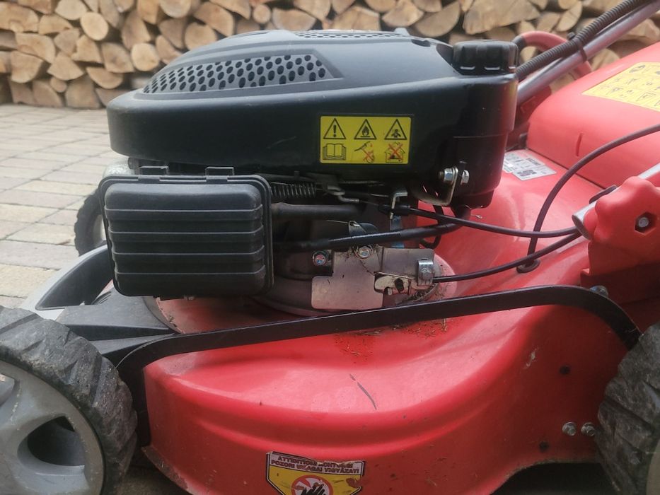 mașina de tuns gazonul **HECHT 543 SWE**