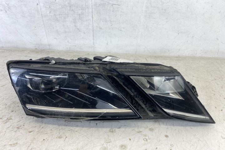 Фар Дясно Оригинален Лед Повреден Шкода / Skoda Octavia 3 Десен оригин