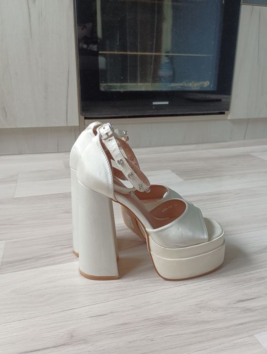 Сандали на ток-бели