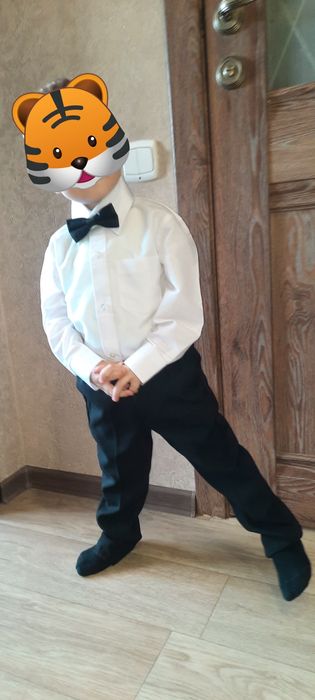 Брюки и белая рубашка на мальчика примерно 3 годика