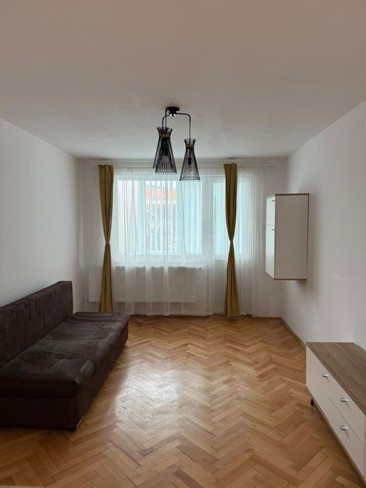 Vând apartament 3 camere (zona centrala)
