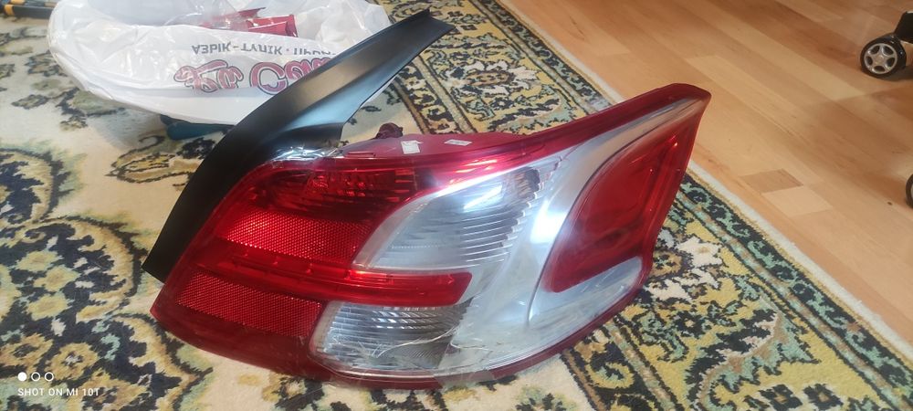Фара (сломанная) правая задняя Пежо 301