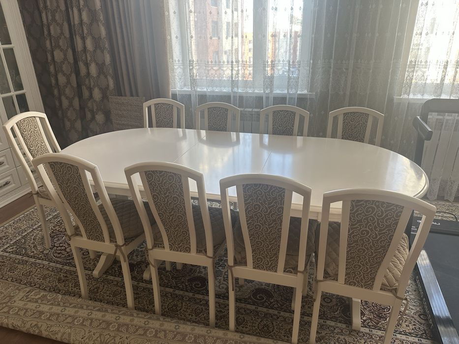Стол со стульями в гостинную
