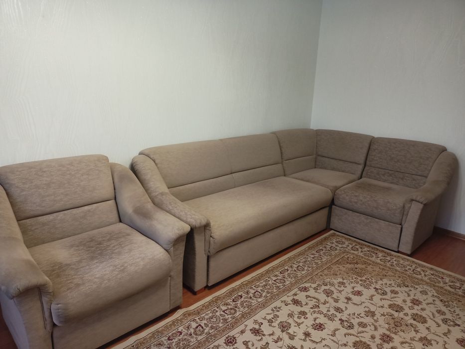 Угловой диван и кресло