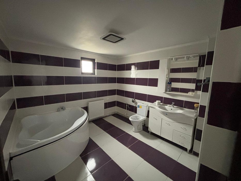 Vând casă cu mansardă si toate utilitațile in zonă excelenta!