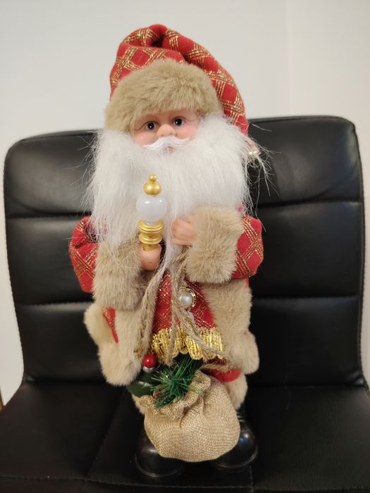 Moș Crăciun cântă și dansează