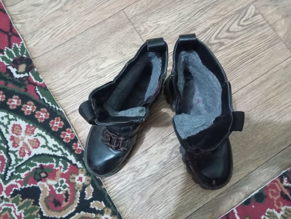 Продам подрасковые ботинки для девочек .