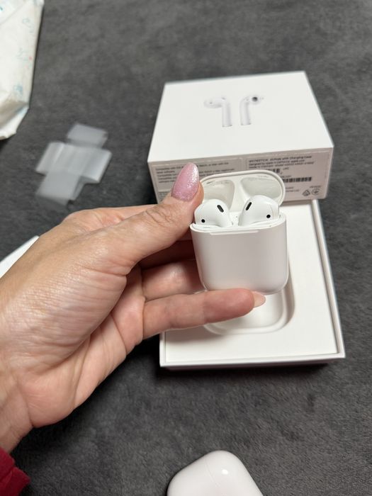 Слушалки AirPods with Charging Case